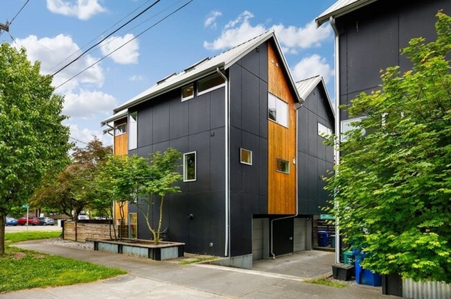 Building Photo - Stunning Modern 3 Bed / 2.5 Bath Townhome in Beautiful Maple Leaf Neighborhood