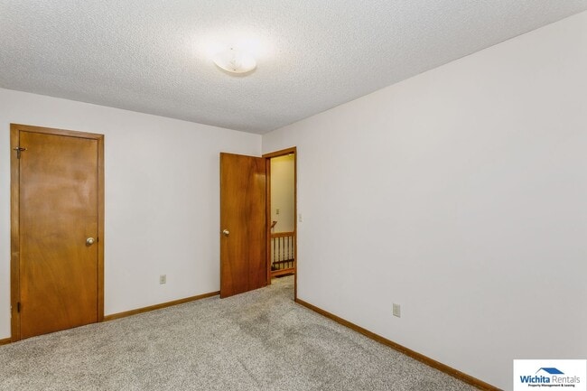 Building Photo - Beautiful town home in south east Wichita!