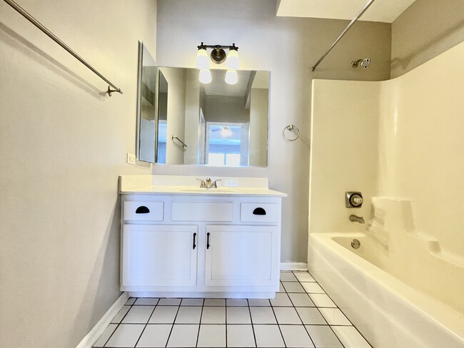 Building Photo - 13841 Cambridge Cir