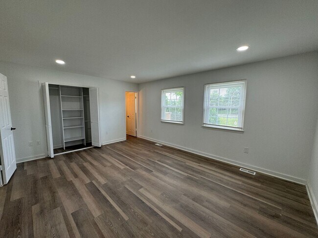 Building Photo - Spacious 5 Bed 3 Bath Home Walking Distanc...