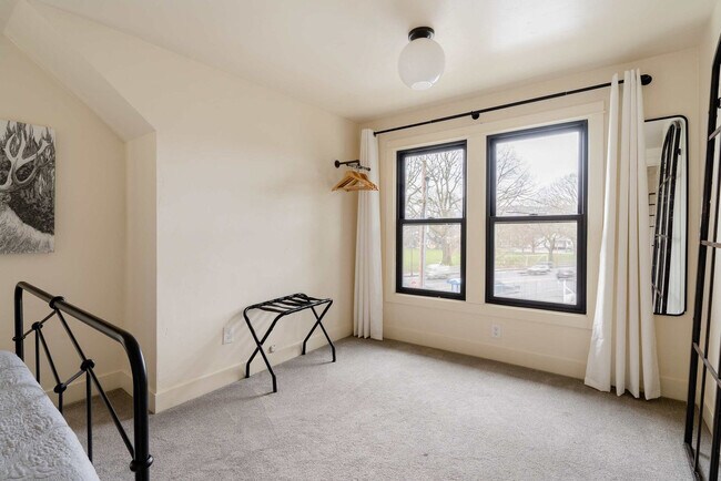 Building Photo - 3324 SE 24th Ave