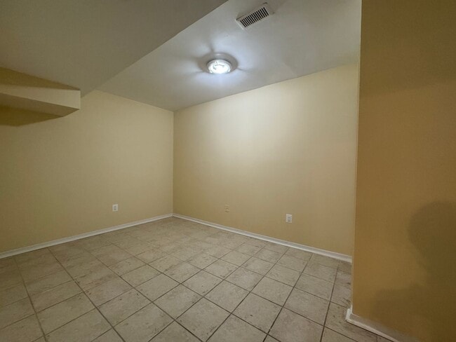 Building Photo - Beautiful 3 Bed 3 Bath Brick Townhome In Springfield Square