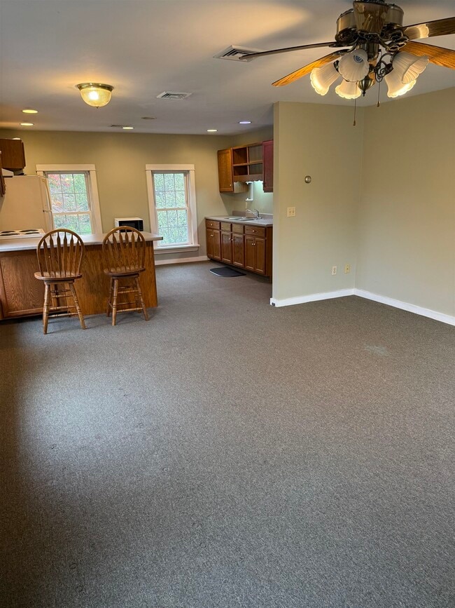 Building Photo - 586 Bellows Falls Rd