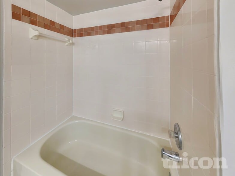 Building Photo - 250 Parkview Dr