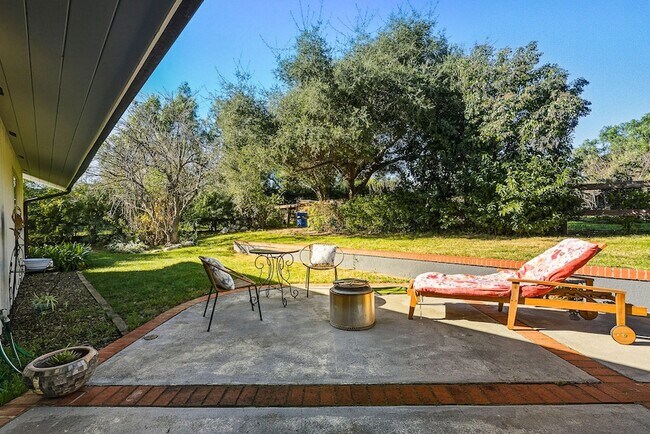 Building Photo - 724 N Refugio Rd