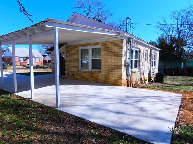 Building Photo - Newly Renovated 2 Bedroom, 1 Bathroom Cottage w/ Large Backyard! Storage Building