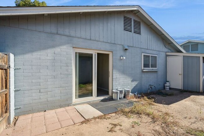 Building Photo - Three bedroom, two bath home!