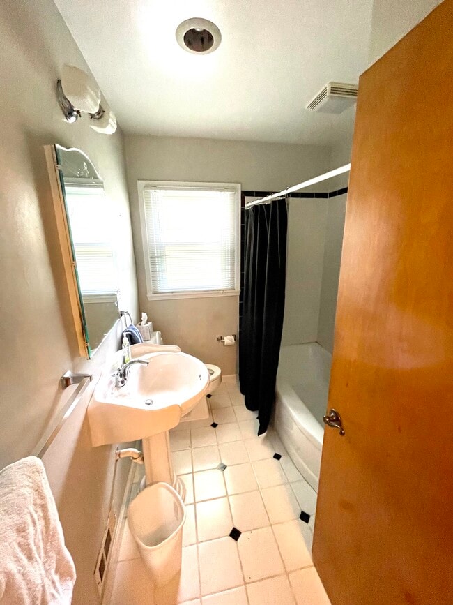 Upstairs Full Bath - 5084 Overbrook Pl