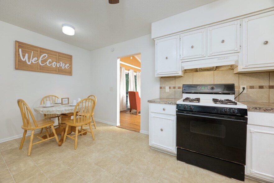Building Photo - 4900 Hearthstone Dr