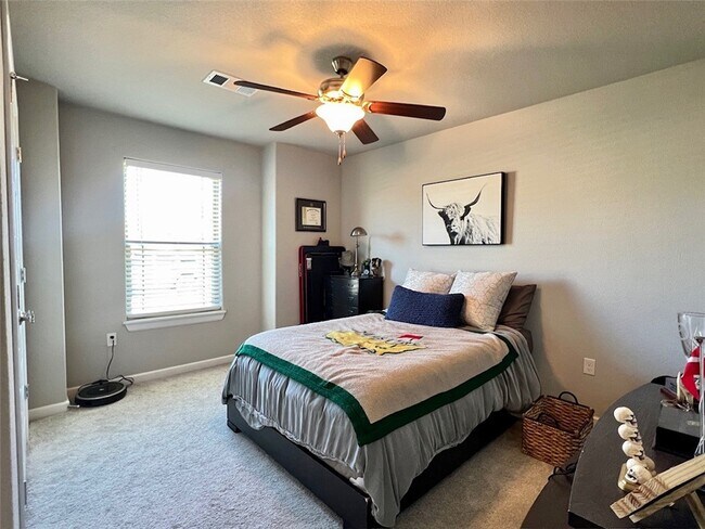 Building Photo - 4315 W Topeka Ave