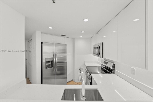 Building Photo - 5880 Collins Ave