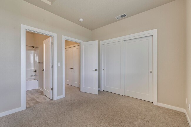 Building Photo - 17235 SW Goldcrest Ln