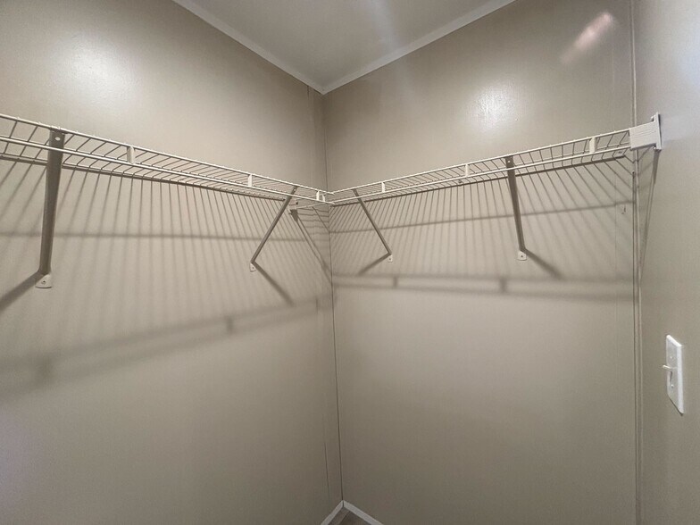 Building Photo - 118 E Semands St