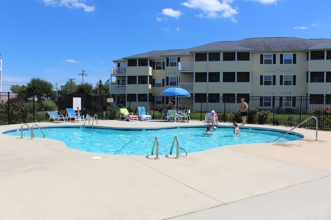 Building Photo - Funished condo located on RT1, just a short drive to the beach. Community pool