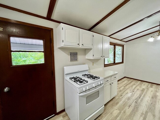 Building Photo - 3 Bed 1 Bath in Rhinelander on the water!