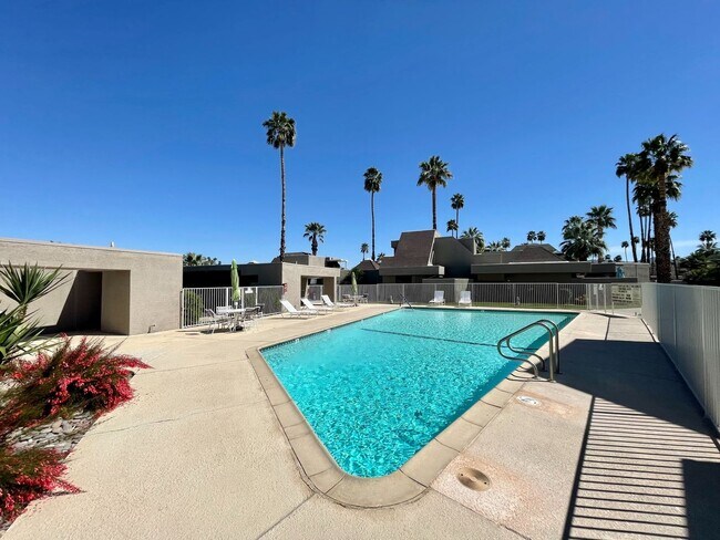 Building Photo - COMING SOON!!! LOVELY 2 Bed/2 Bath Condo Across From The River!!!