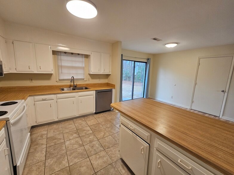 Building Photo - 1310 Avon Ct