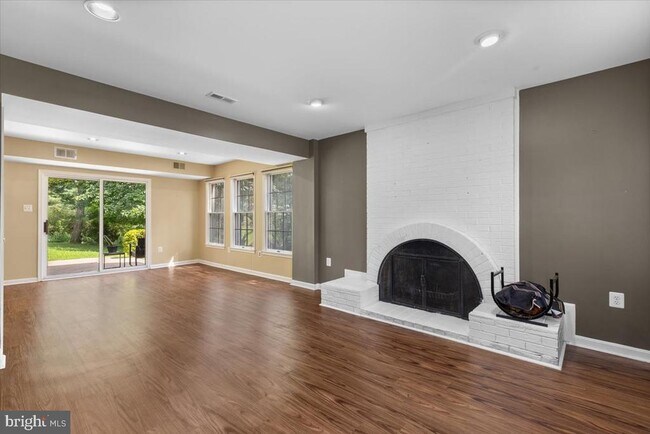Building Photo - 2215 Loch Lomond Dr