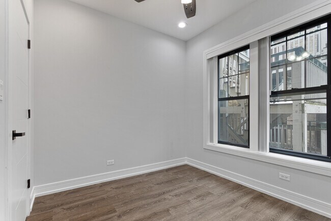 Building Photo - 1060 W Glenlake Ave