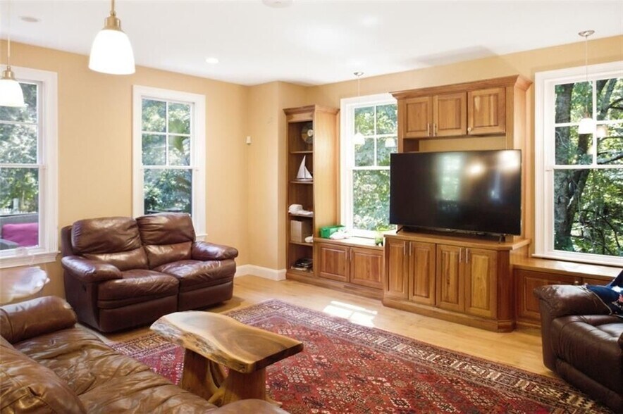 Building Photo - 37 Seabury Dr