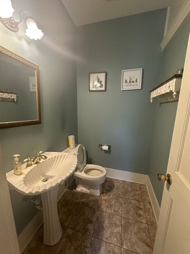Building Photo - Gorgeous 4 Bedroom Home in South Highland