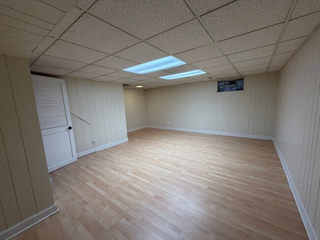 Building Photo - 140 E Northwest Hwy