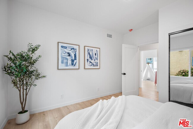 Building Photo - 3626 E 1st St