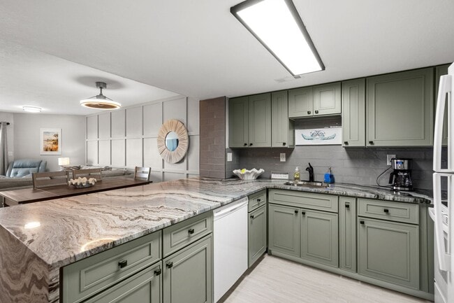 Building Photo - Sea Mark Tower – 3BR Ocean-View Condo