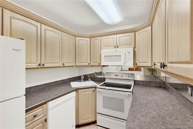 Primary Photo - 1635 SW Silver Pine Way
