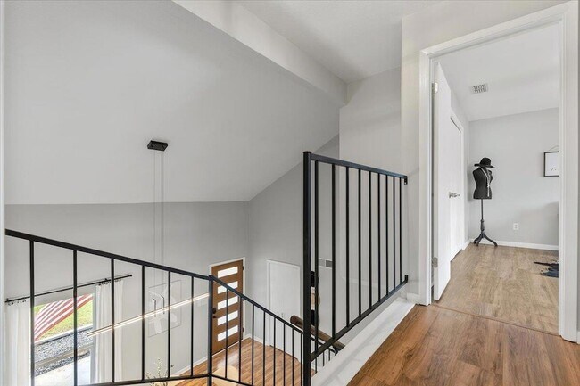 Building Photo - 208 Skyloop Dr