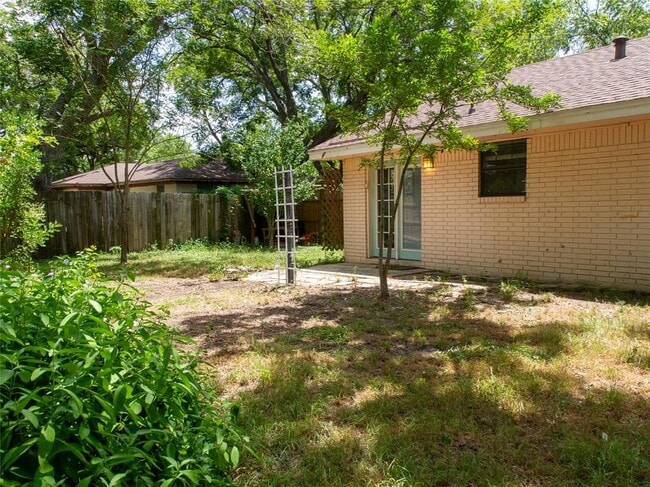 Building Photo - 406 Concho St