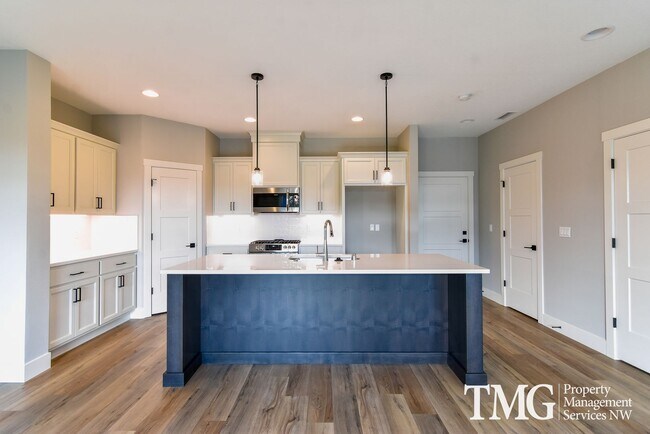 Building Photo - AmazingTownhome with Stunning Finishes! 1900+ Sq Ft, Fenced Yard!