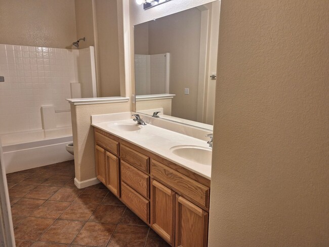 Building Photo - MAY MOVE IN SPECIAL - $500.00 of 2nd Month