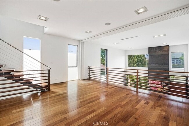 Building Photo - 419 Venice Way