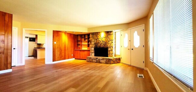 Building Photo - Beautiful 2 Bedroom / 2 Bath Bungalow Next to Hidden Valley Golf Club with Large Private Patio, N...