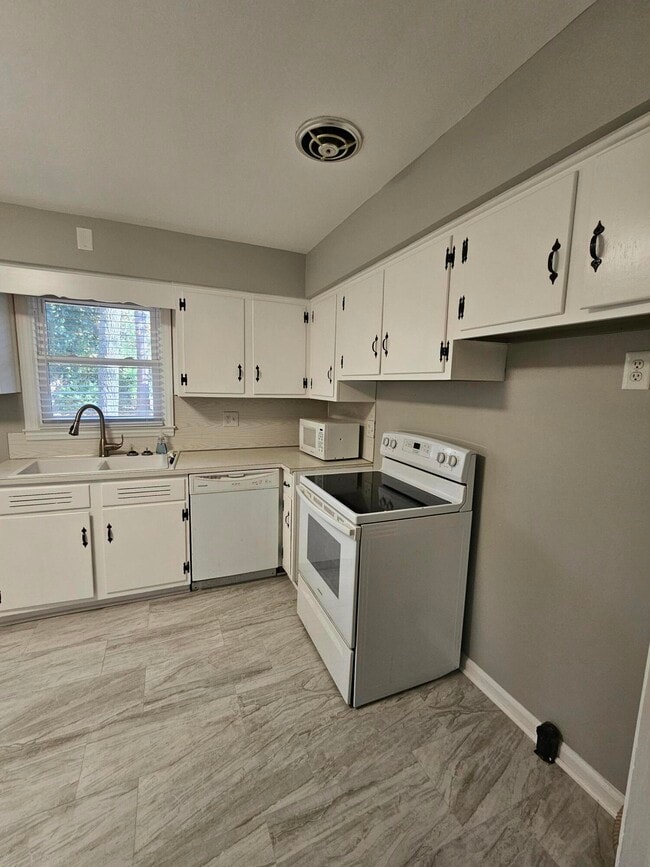 Building Photo - 384 Mimosa Cir