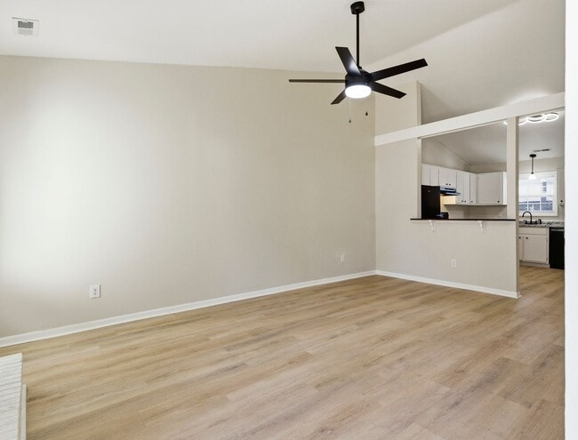 Building Photo - 2bed/1bath Duplex