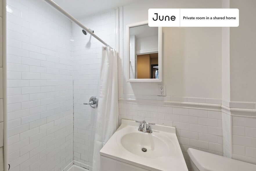 Building Photo - Room in Shared 3 bed/1 bath home