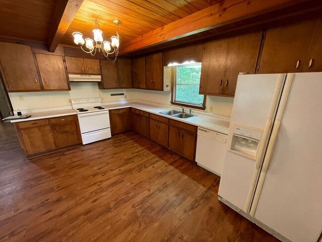 Building Photo - PRE-LEASING FOR JULY 22ND 2026!