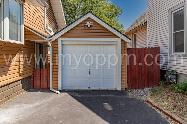 Building Photo - Completely Remodeled! 3 Bedroom / 3 Bathro...