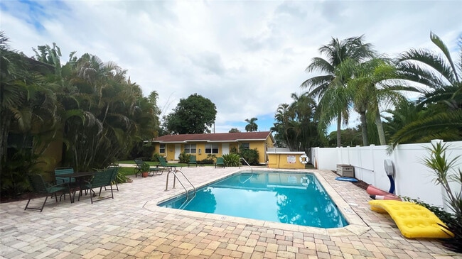 Building Photo - 1301 NE 15th St