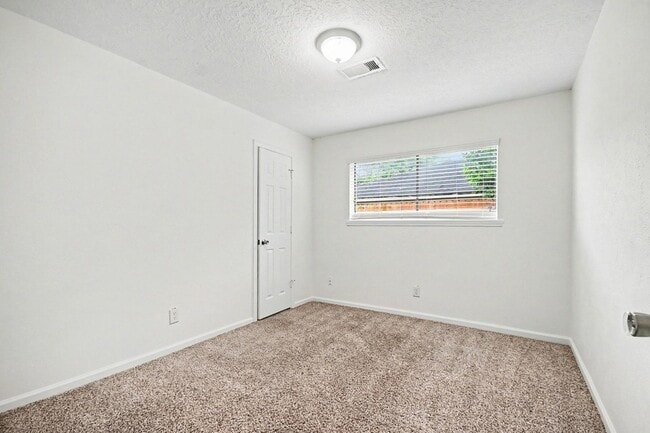 Building Photo - 1227 Mission Dr