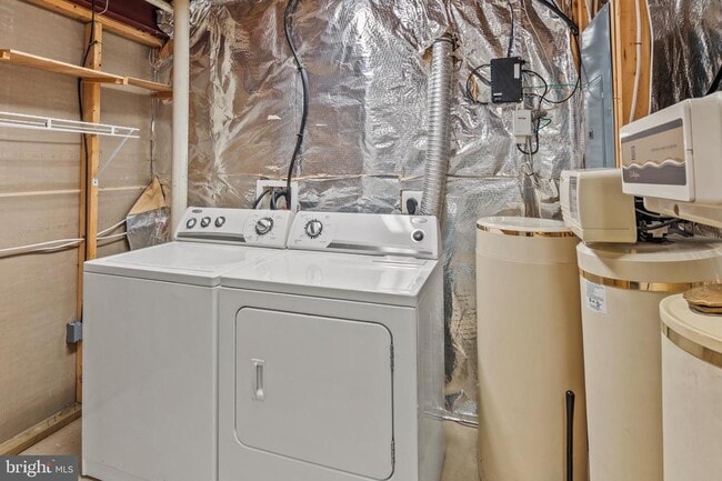 Building Photo - 8755 Thornbrook Dr