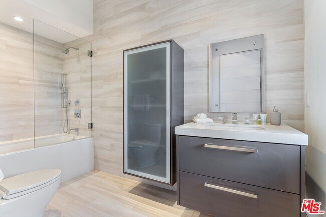 Building Photo - 833 N Orange Grove Ave