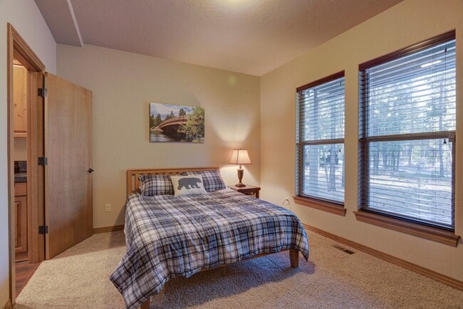 Building Photo - Seasonal Rental- Available through April 3...