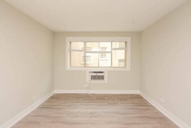 Building Photo - 533 W Surf St