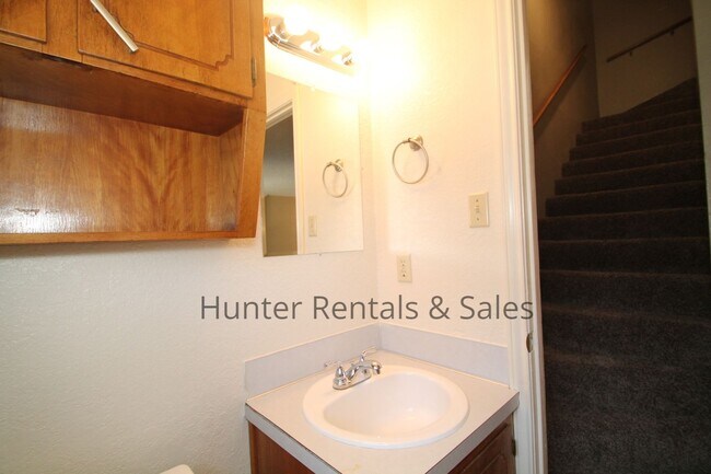 Building Photo - Updated 2-Bedroom Townhome with Modern Fin...
