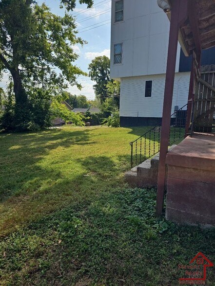 Building Photo - 1002 33rd Ave N