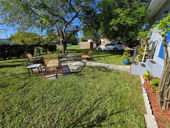 Building Photo - 811 NE 14th Ct