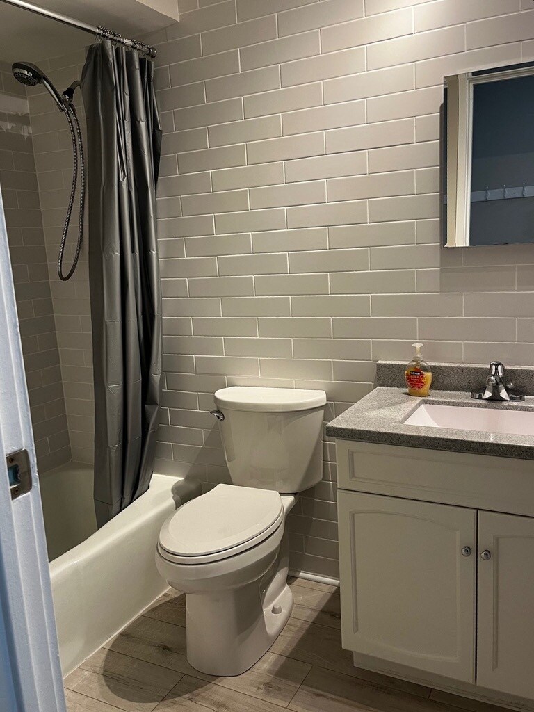 full bath - 5 Parkside Ct